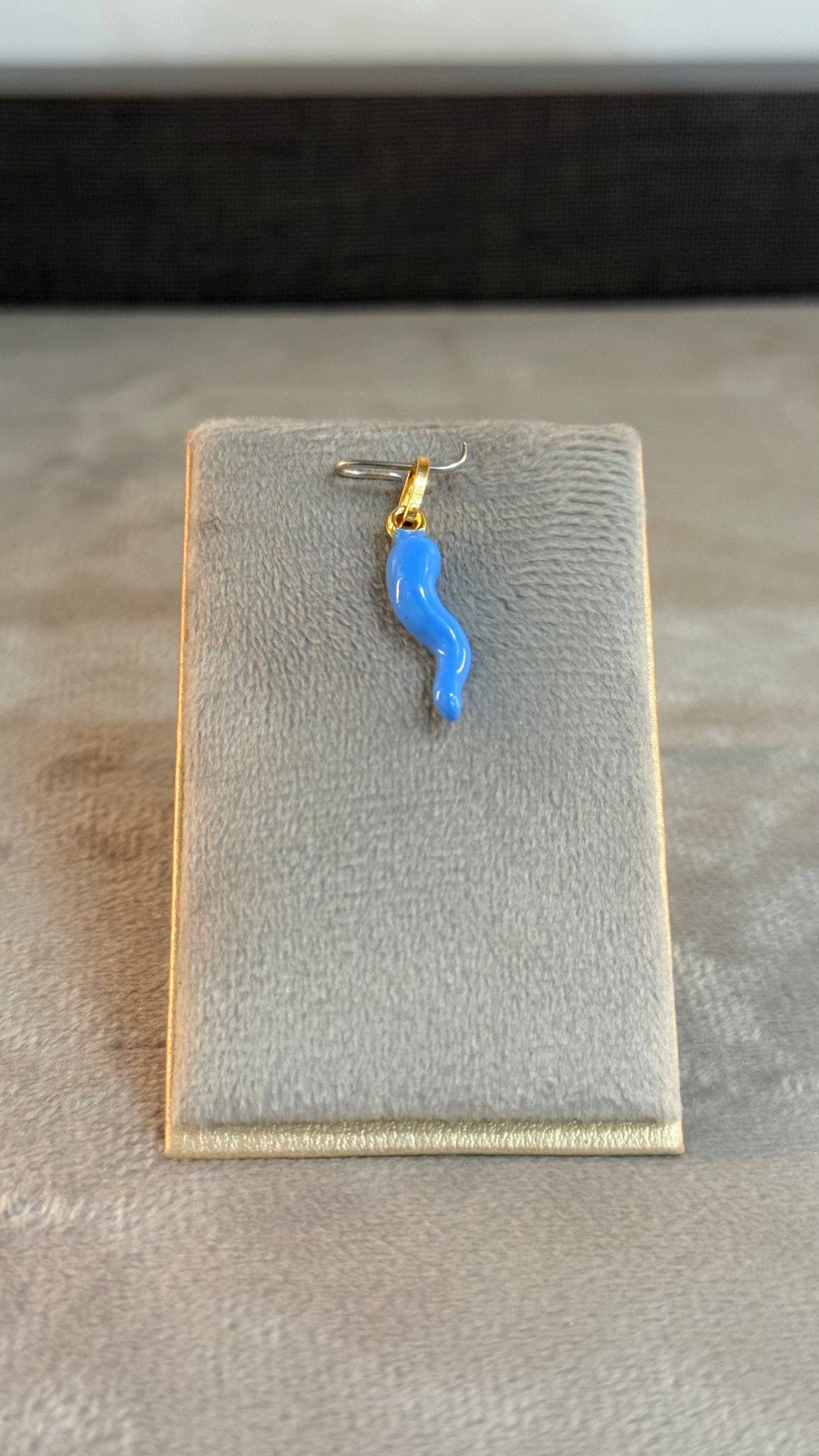Dije Cornello Azul Mediano 0,8Gr