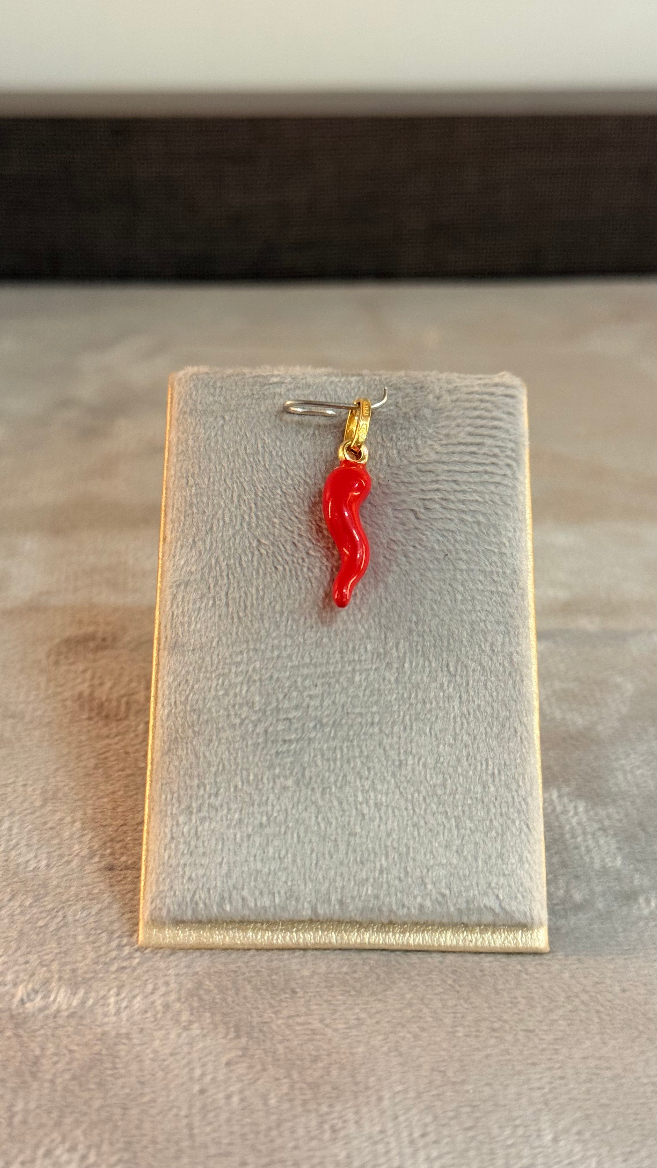 Dije Cornello Rojo Mediano 0,8Gr