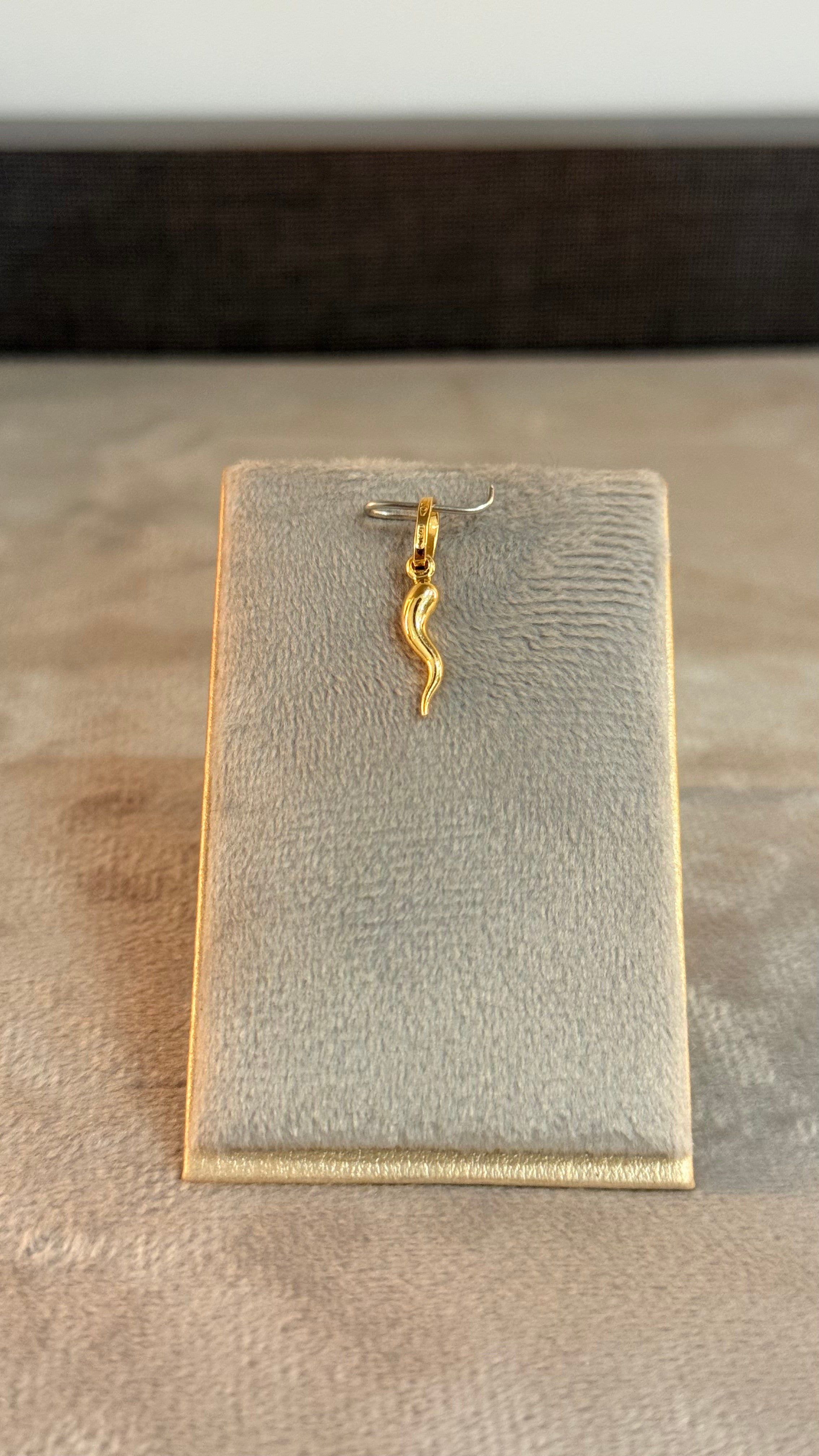 Dije Cornello pequeño 0,42Gr
