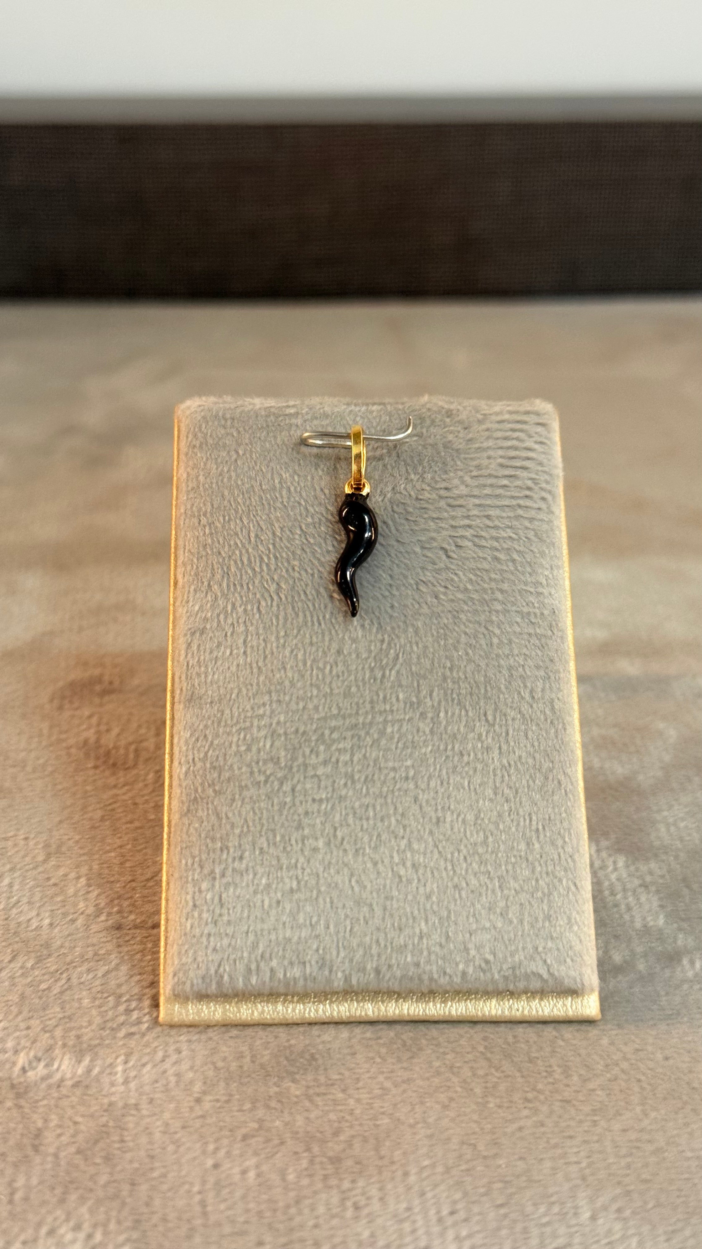 Dije Cornello Negro pequeño 0,5Gr