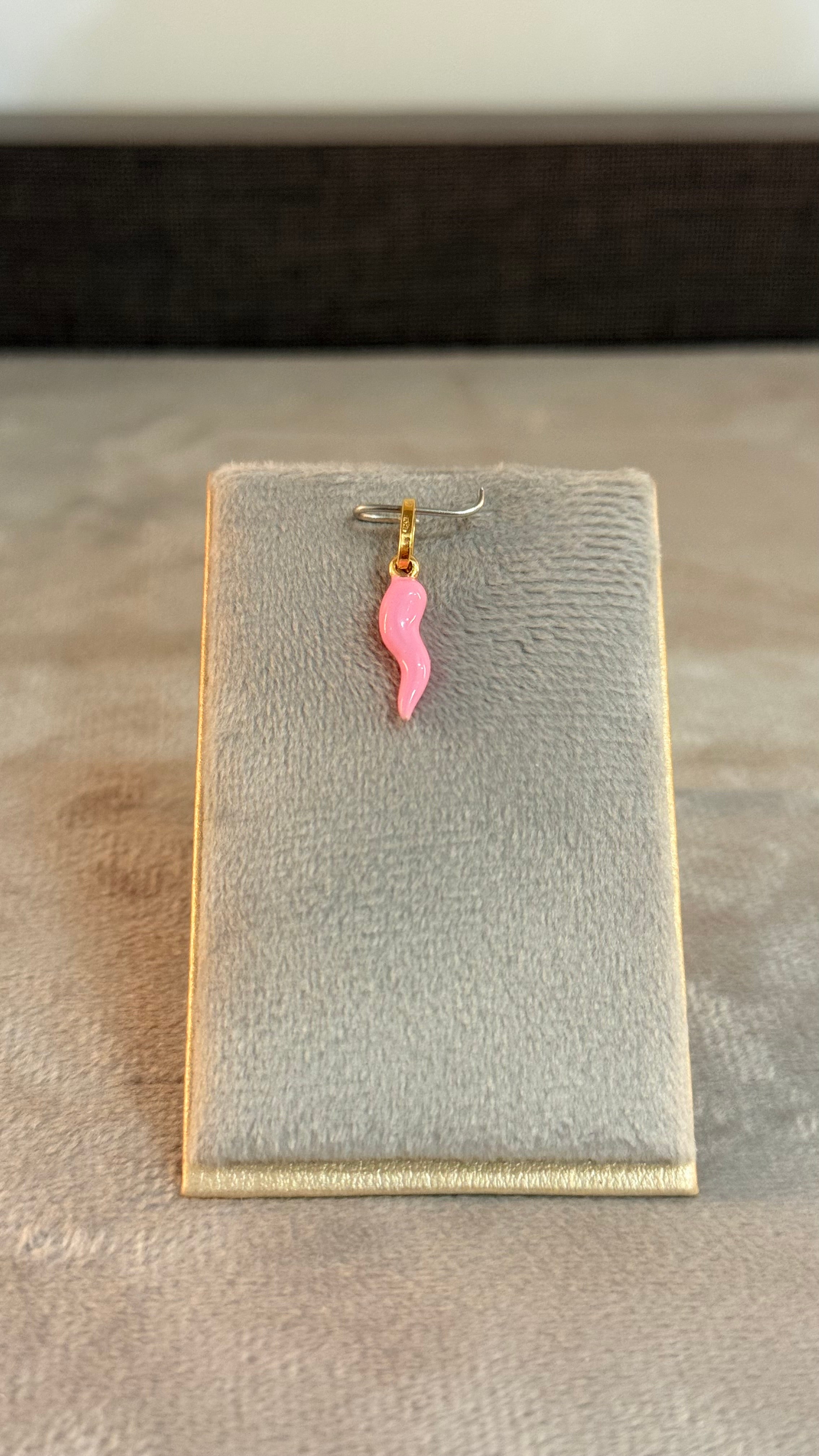 Dije Cornello Rosado Pequeño 0,5Gr