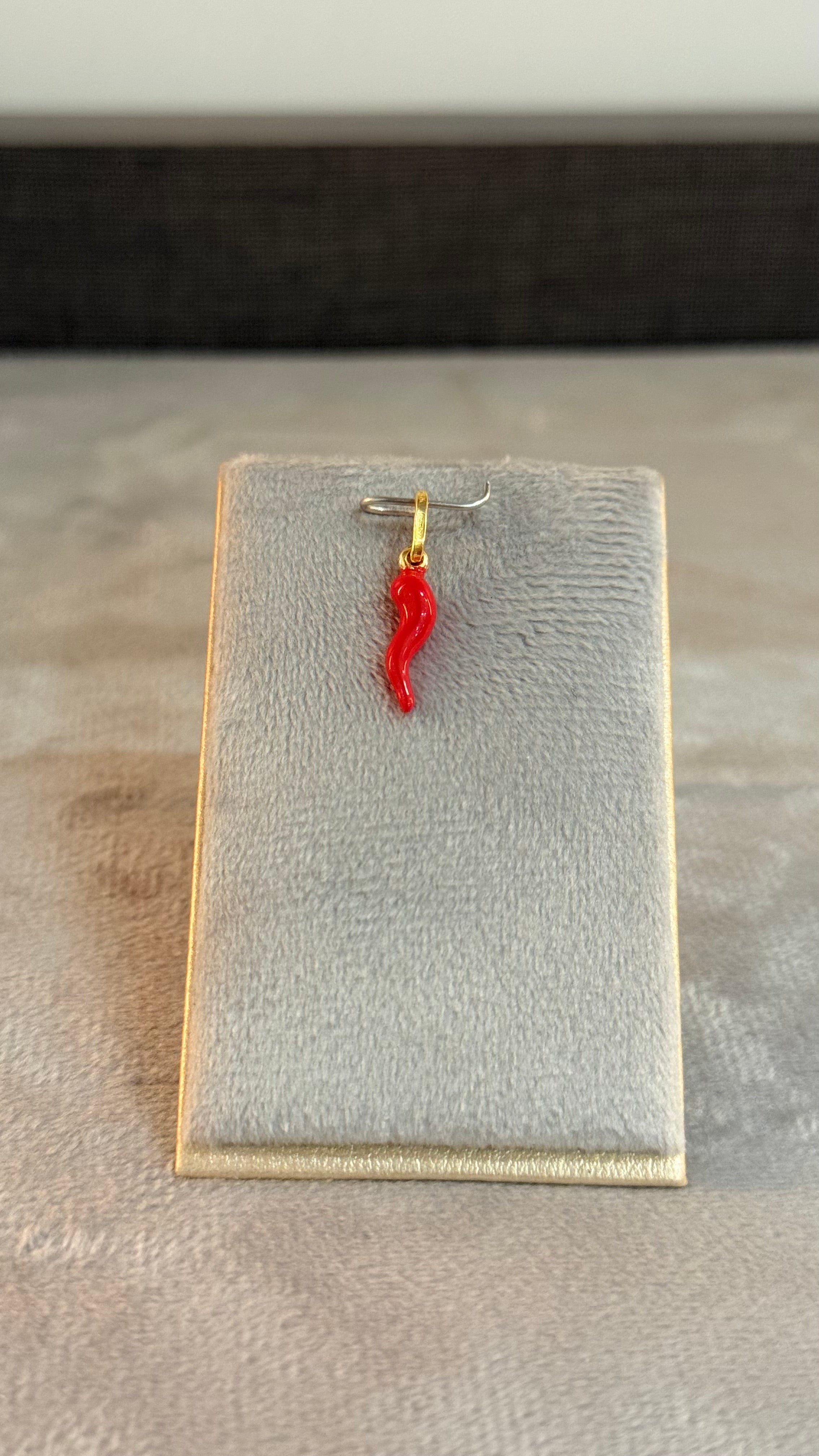 Dije Cornello Rojo Pequeño 0,5Gr